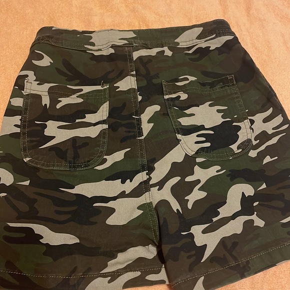Short shorts by Swank design is camouflage and they stretch - Picture 4 of 6